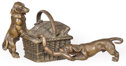  "Teckel Husmeando en una Cesta" pequeño grupo de bronce patinado, Francia S. XIX.