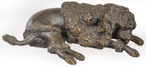  "Caniche Tumbado" en bronce patinado, con ojos de cristal, Francia primer tercio S. XX.