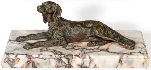  "Perro Tumbado" figura de bronce patinado sobre base de mármol blanco, Francia pp. S. XX.