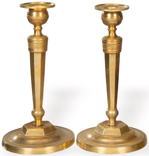  Pareja de candeleros de bronce dorado, época Directorio, Francia 1795-99.