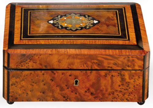 Caja tocador Napoleon III en raíz de tuya y marquetería de latón, ébano y palo de rosa, Francia h. 1870.