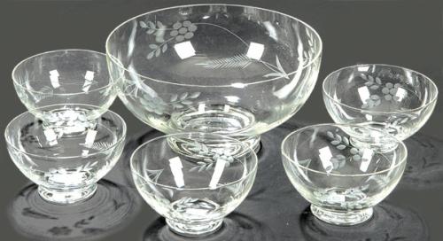  Juego de postre formado por cuenco grande y cinco cuencos pequeños con decoración floral tallada a la rueda h. 1940-50.