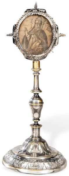  Relicario de plata del siglo XVII montado sobre base posterior con restos de sobredorado.