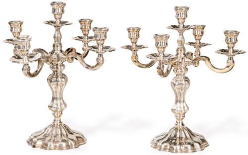  Pareja de candelabros de plata española punzonada 1ª Ley de Montejo con marcas comerciales de Agruña.