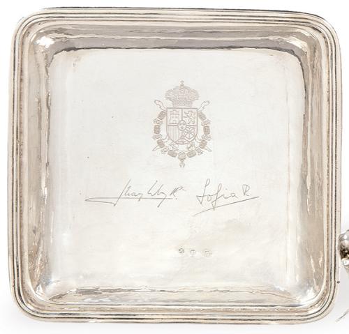  Pequeña bandeja cuadrangular de plata española punzonada 1ª Ley de López con escudo de España grabado y las firmas de los reyes Juan Carlos y Sofía.