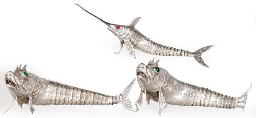  Tres peces articulados de plata española punzonada.