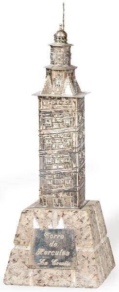  Torre de Hércules de plata española sin punzonar sobre base de granito con inscripción "Torre de Hércules La Coruña