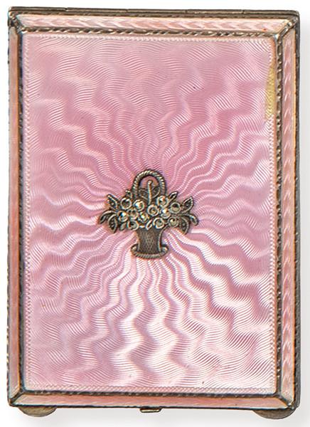  Pequeña caja rectangular de plata punzonada Ley 925 con marca de importación a Londres pp. S. XX con labor de guilloché rosa y cesta en la tapa con hematites
