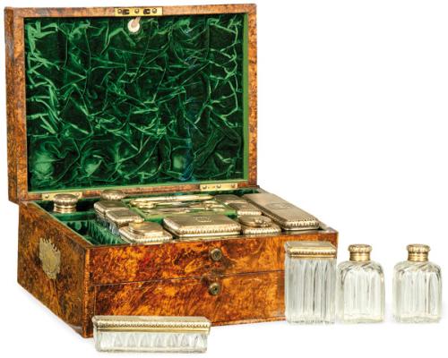  Caja tocador época Guillermo IV con botes y cajas de cristal y plata sobredorada punzonada Ley Sterling de Charles Reily K& George Storer, Londres 1831.