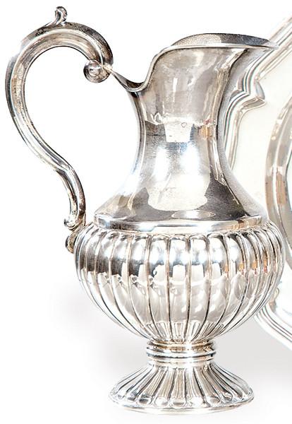  Jarra de plata española punzonada 1ª Ley con marca comercial de J. Pérez Fernández.