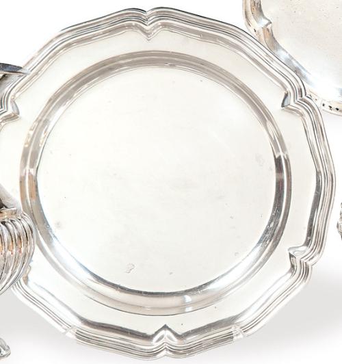  Bandeja circular de servir de plata de Dionisio García con alero ondulado.