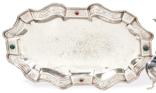  Bandeja de plata española sin punzonar con decoración de cabujones de vidrios y asiento grabado con flores.