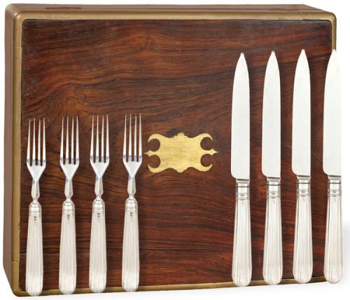  Juego de tenedor y cuchillo de merienda en plata inglesa punzonada Ley Sterling de William Eaton, Londres 1813.