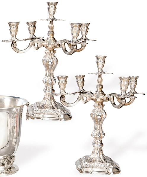  Pareja de candelabros de plata española punzonada 1ª Ley de Montejo.