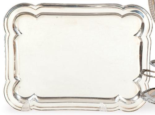  Bandeja rectangular con esquinas redondeadas de plata española punzonada 1ª Ley de Matilde Espuñes.