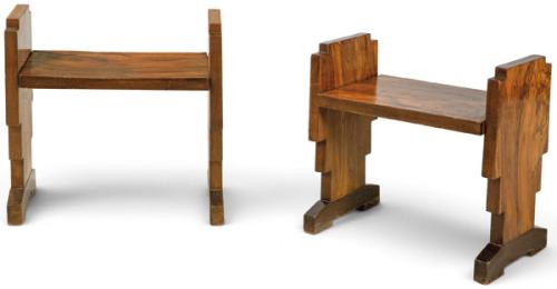  Pareja de taburetes Art Decó, sobre montantes prismáticos de perfil escalonado y asiento recto.