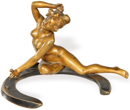  Mujer sobre herradura