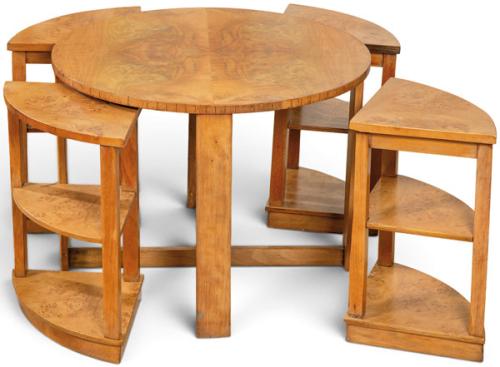  Mesa nido Art Decó en madera de nogal y raíz de arce, compuesta por cuatro mesas auxiliares en torno a una mesa principal circular.