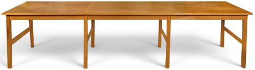  Mesa de comedor en madera de roble, sobre patas rectas.