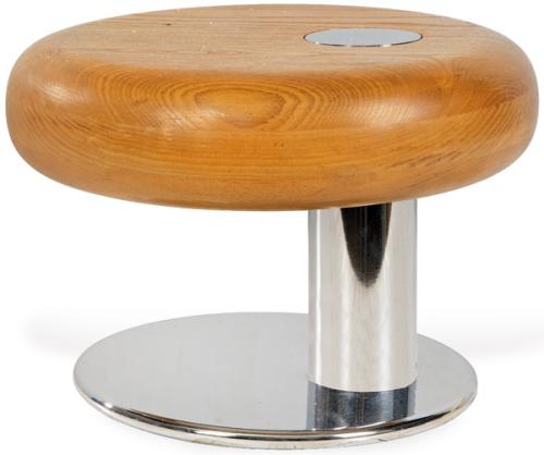  Lámpara de sobremesa, con pantalla superior de madera torneada y base y fuste cilíndrico cromados.