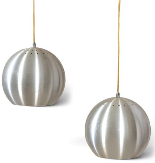  Pareja de lámparas de suspensión esféricas perforadas tipo globo de aluminio de Markslöjd, Suecia (fund. 1963)
