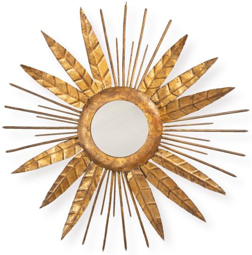  Espejo mural tipo sunburst. Composición circular central con radios metálicos alternos con otros en forma de hoja y acabado dorado envejecido.