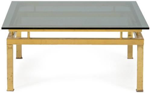  Mesa auxiliar o de centro con estructura tubular de sección cuadrada de latón y tapa de vidrio ahumado.