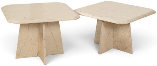  Dos mesas de mármol beige de diferentes alturas sobre pedestal en forma de cruz.