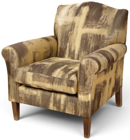  Sillón con patas en madera teñida (con desgastes) y tapicería de tela de Pepe Peñalver.