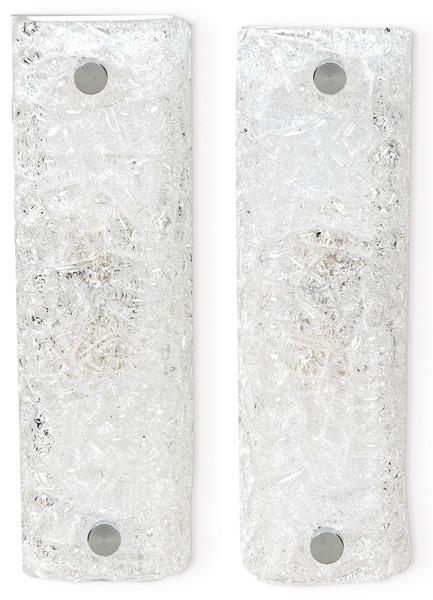 Pareja de apliques alargados al estilo Hillebrand, con difusores en vidrio texturado tipo “ice glass” montados sobre placas metálicas.