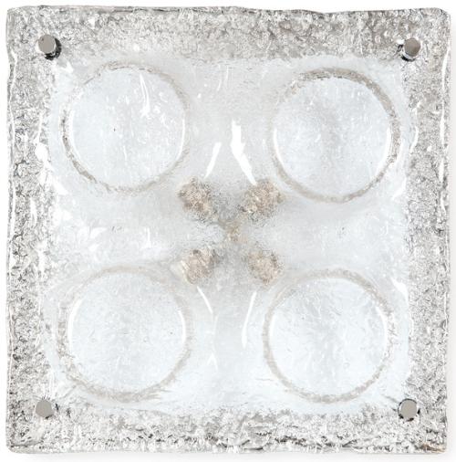  Plafón o aplique de techo con placa de vidrio texturado tipo “ice glass” montadas sobre base metálica.