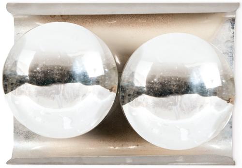  Aplique de pared doble con casquetes esféricos cromados sobre placa metálica.