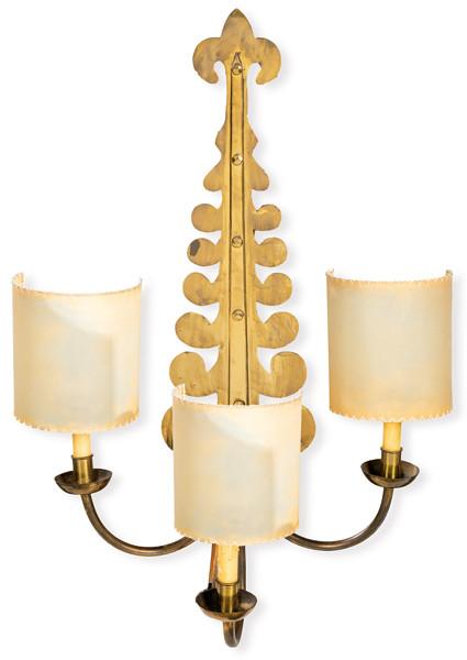  Aplique de pared de tres luces de gran formato, de Valenti. Presenta estructura con brazos curvos de latón y pantallas semicilíndricas tipo pergamino. 