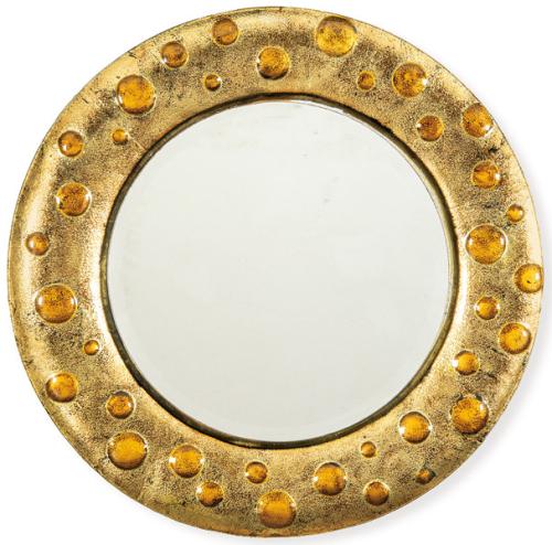 Espejo circular de pared con amplio marco metálico dorado, de superficie granulada y decoración de motivos esféricos en relieve distribuidos irregularmente y acabado barnizado.