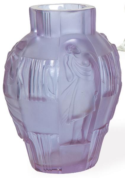  Jarrón Art Deco en cristal esmaltado en color violeta de Curt Schlevogt, diseñado por Artur Pleva, línea Ingrid, modelo "Mujer Bailando", Bohemia 1936.