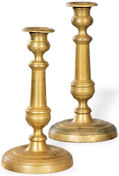  Pareja de candeleros de bronce neoclásicos, Francia último tercio S. XVIII.