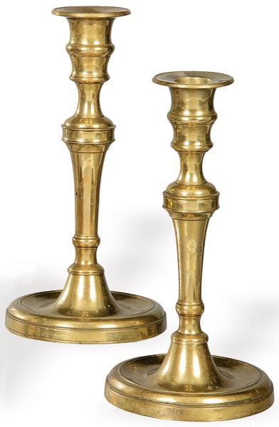  Pareja de candeleros de bronce neoclásicos Francia h. 1800.