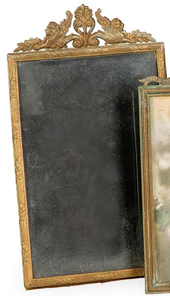  Portarretratos de mesa en bronce dorado, estilo Luís XVI, Francia ff. S. XIX pp. S. XX.