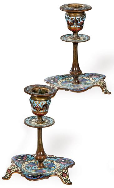  Pareja de candeleros Napoleon III de bronce y esmalte cloisonné, Francia h. 1860.