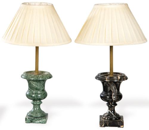  Dos lámparas de mesa con forma de crátera una en mármol verde y la otra en negro veteado, primera mitad S. XX
