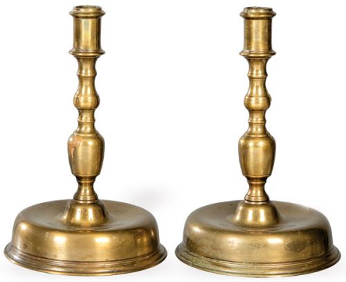  Pareja de candeleros de bronce con vástago abalaustrado, España S. XVII.