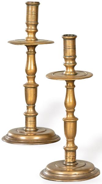  Pareja de candeleros de bronce, España S. XVII.