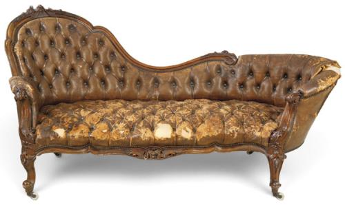  Chaise longue Victoriano, con armazón de caoba y tapicería de cuero marrón.