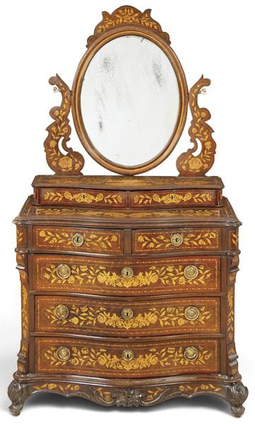  Cómoda tocador en madera de caoba con marquetería floral de maderas frutales.
