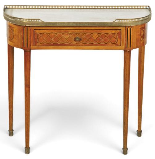  Consola estilo Luis XVI en madera de caoba con decoración de marquetería, tapa de mármol blanco con barandilla de latón,  con un cajón en el frente y patas rectas torneadas. S. XX