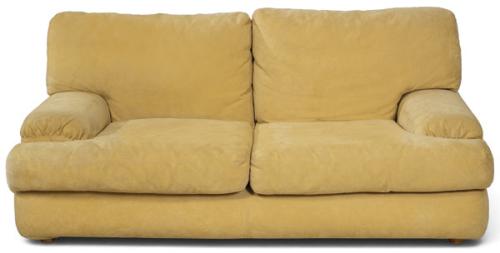  Sofá de dos plazas de Roche Bobois, de configuración lineal, con dos asientos, dos respaldos y brazos laterales acolchados. Presenta tapicería de piel de serraje acabada en ante en tono mostaza.