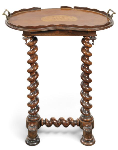  Mesa con bandeja victoriana en madea de caoba, sobre patas de torneado salomónico.