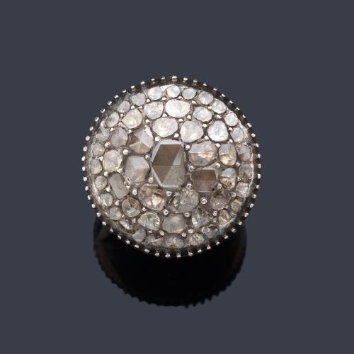  Anillo con diseño circular con pavé de diamantes talla rosa en montura de oro amarillo de 18K y vista en plata. S. XIX.