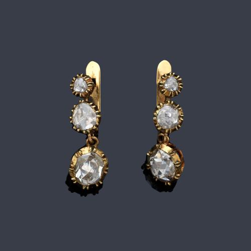  Pendientes largos con tira de diamantes talla holandesa simple en disminución de tamaño. Circa 1840.