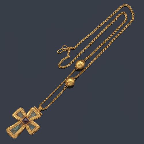  Cruz pectoral - colgante zona Mediterráneo Oriental de estilo Bizantino con granate central pulida, con decoración de pasta vítrea realizado en oro amarillo de 21 - 22K. S. XIV - XV.